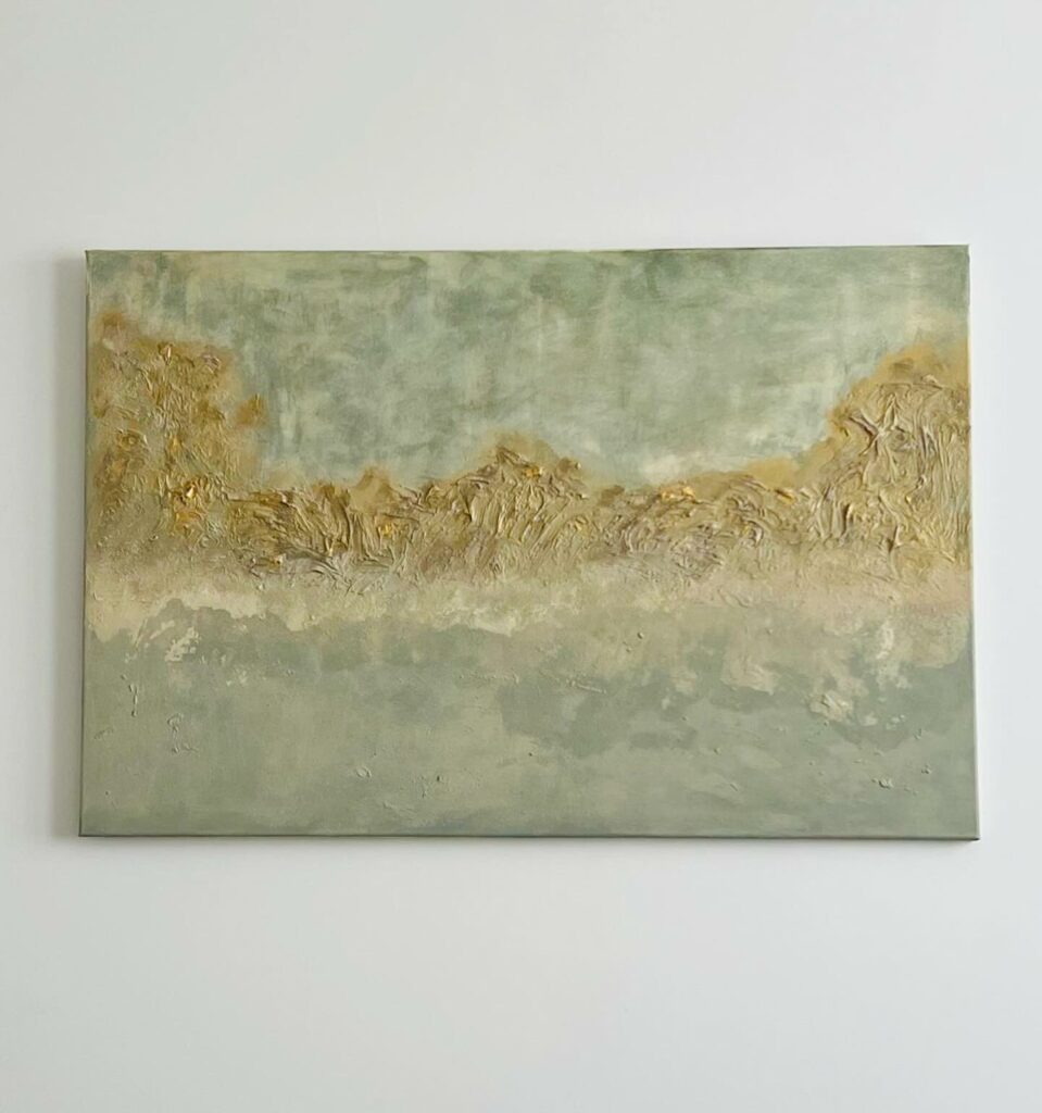 Altura dorada, cuadro abstracto de Olga García López: cordillera de ocres y oro en relieve bajo un cielo verde grisáceo, acrílico texturizado sobre lienzo 90 × 60 cm