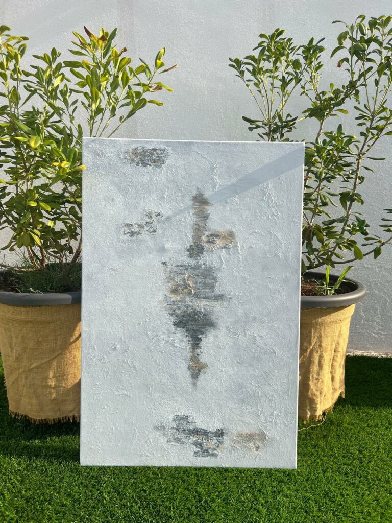 Toяvanera, cuadro abstracto de Olga García López: remolino de polvo en gris, ocre y negro sobre fondo azul grisáceo, acrílico con textura sobre lienzo