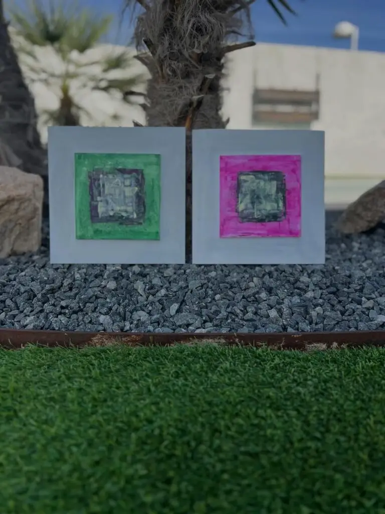 Dualidad - acrílico abstracto sobre papel 17x17 cm con campos de color magenta y verde en tensión equilibrada, por Olga Silvia García López