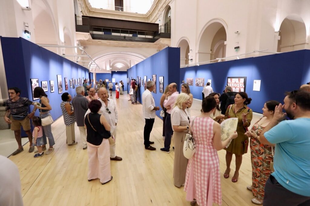 Público recorriendo la nave del Centro Cultural San Marcos durante el Mes de los Artistas Toledanos 2026 en Toledo