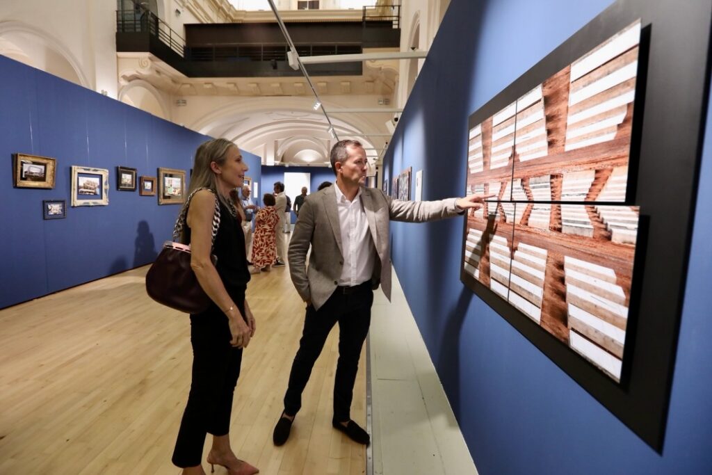 El alcalde de Toledo, Carlos Velázquez, ante una fotografía de gran formato en el Mes de los Artistas Toledanos 2026