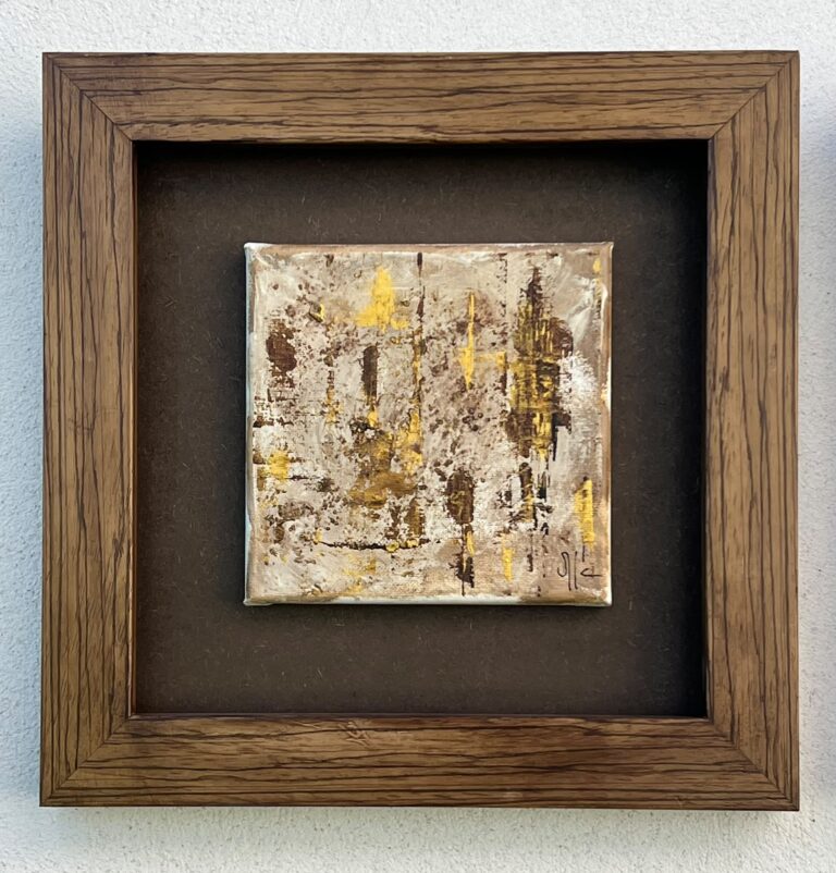 Café, cuadro pequeño de Olga García López pintado con café sobre lienzo, con toques de oro y blanco, en caja de madera oscura, 33 × 33 cm
