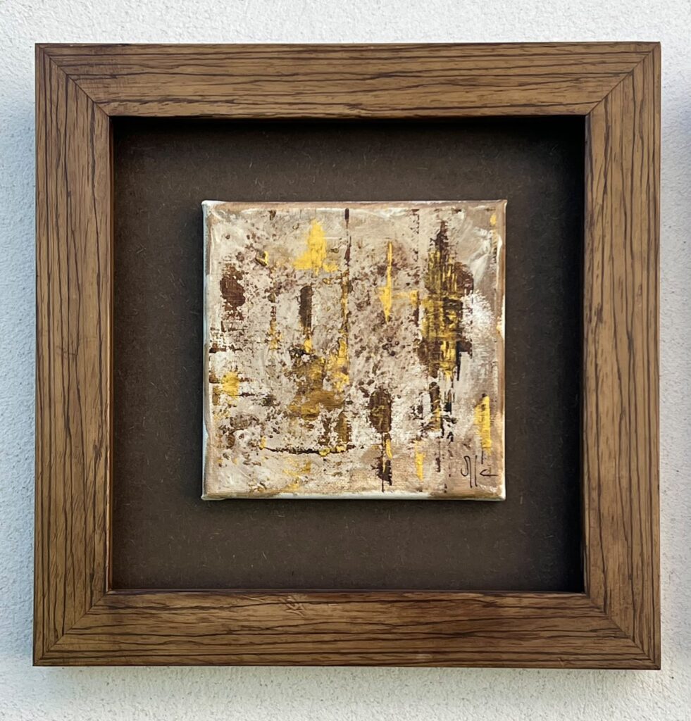 Café, cuadro pequeño de Olga García López pintado con café sobre lienzo, con toques de oro y blanco, en caja de madera oscura, 33 × 33 cm