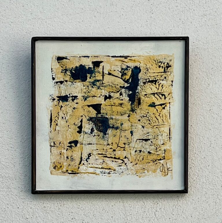 Díptico de dorados, primera pieza: cuadro abstracto pequeño de Olga García López con trazos en ocre dorado, negro y blanco, enmarcado en negro, 21 × 21 cm