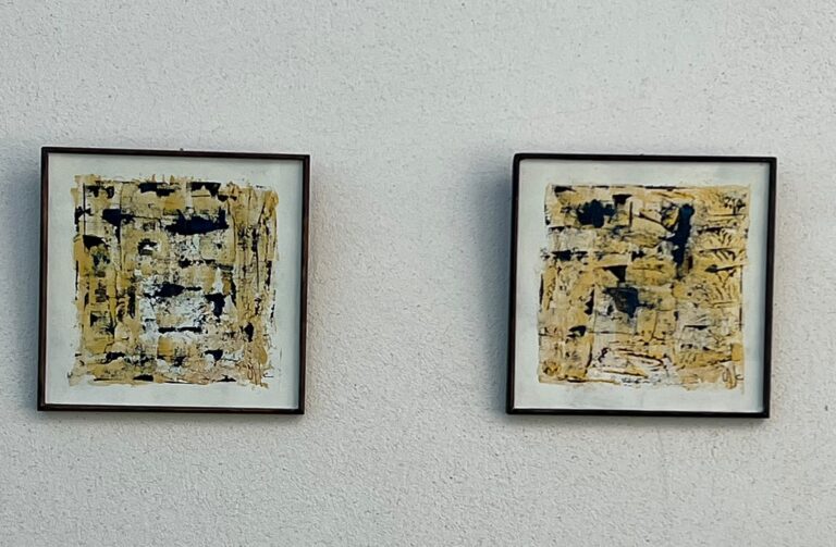 Díptico de dorados de Olga García López, dos cuadros pequeños en oro y negro colgados en línea en una pared blanca