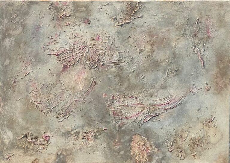 Promesa de luz, cuadro abstracto de Olga García López: cielo de grises y beige con relieves de textura y destellos rosados, acrílico sobre lienzo 70 × 50 cm