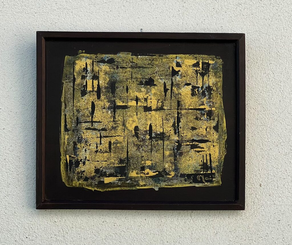 Dorados II, cuadro abstracto pequeño de Olga García López: superficie de oro con trazos y manchas negras sobre fondo negro, marco de madera oscura, acrílico sobre madera 27 × 23 cm