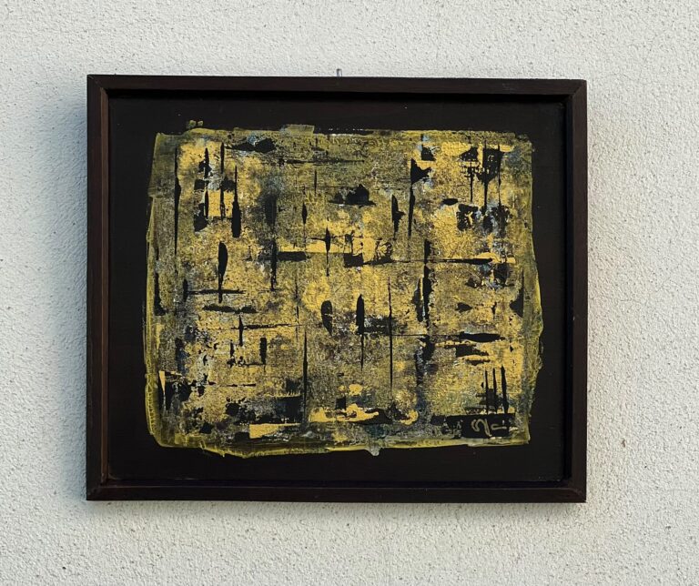 Dorados II, cuadro abstracto pequeño de Olga García López: superficie de oro con trazos y manchas negras sobre fondo negro, marco de madera oscura, acrílico sobre madera 27 × 23 cm